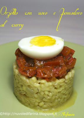 Orzotto con uovo e pomodoro al curry