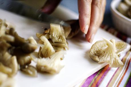 Tagliare i funghi Crema di ceci con carpaccio di gamberi