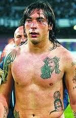 TUTTI I TATUAGGI DI LAVEZZI IL FAMOSO CALCIATORE