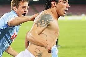 TUTTI I TATUAGGI DI LAVEZZI IL FAMOSO CALCIATORE