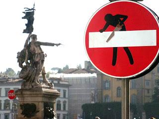 Adesivi per cartelli stradali. La Street Art di Clet Abraham