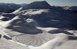 L'uomo che cammina per disegnare con la neve