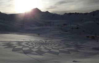 L'uomo che cammina per disegnare con la neve