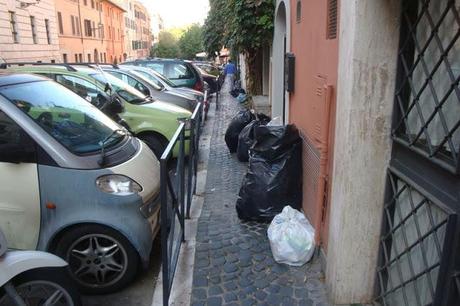 ANCORA IMMAGINI DELLO STRAORDINARIO SUCCESSO DELLA RACCOLTA DIFFERENZIATA PORTA A PORTA DELL'AMA A TRASTEVERE