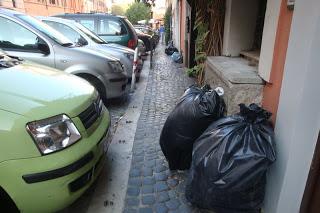 ANCORA IMMAGINI DELLO STRAORDINARIO SUCCESSO DELLA RACCOLTA DIFFERENZIATA PORTA A PORTA DELL'AMA A TRASTEVERE