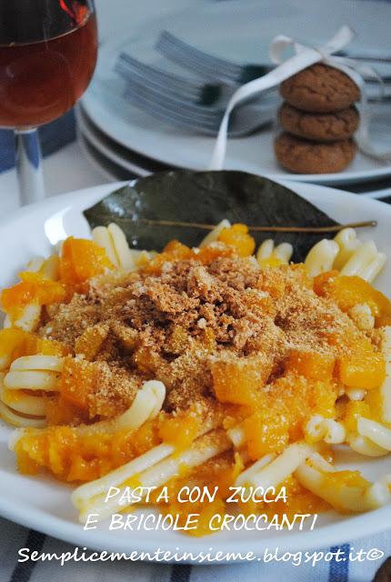 Pasta con zucca e briciole croccanti