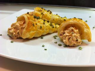 CANNOLI SALATI ALL'ERBA CIPOLLINA CON MOUSSE ALLA CREMA DI POMODORO