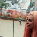 Lady Gaga a piedi nudi a Rio de Janeiro02