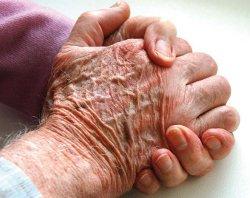 Gli anziani si appellano alla politica: “Non siamo un peso, serve una legge quadro sull’invecchiamento attivo”