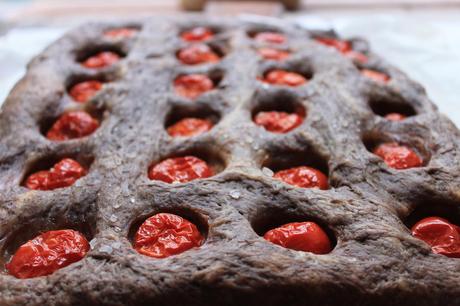 Focaccia con patè d’olive, pomodorini e basilico