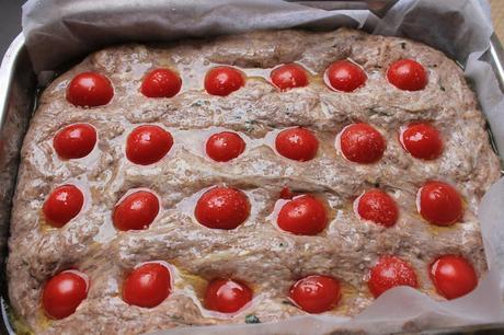 Focaccia con patè d’olive, pomodorini e basilico