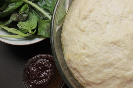 Focaccia con patè d’olive, pomodorini e basilico