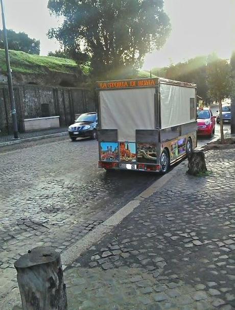 Per coloro che non lo sapessero, turisti o non romani, Via dei Cerchi è quella strada che lambisce da una parte il Circo Massimo, dall'altra i Palazzi Imperiali del Palatino. E con questo abbiam detto tutto