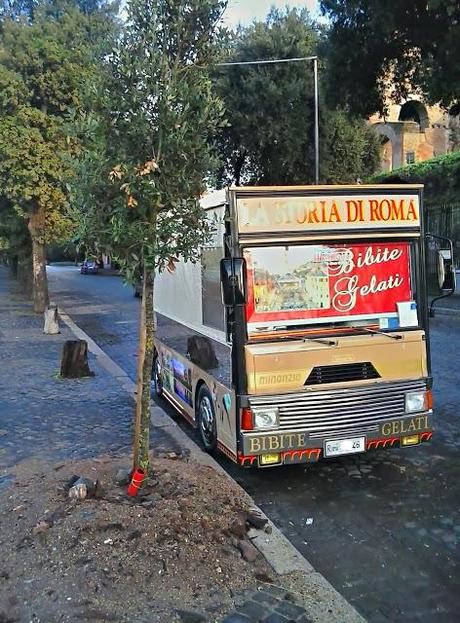 Per coloro che non lo sapessero, turisti o non romani, Via dei Cerchi è quella strada che lambisce da una parte il Circo Massimo, dall'altra i Palazzi Imperiali del Palatino. E con questo abbiam detto tutto