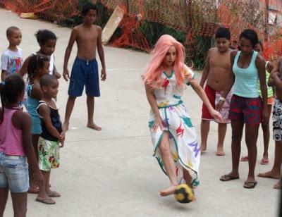 Lady Gaga a zonzo nelle favelas di Rio