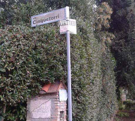 CARTELLETTI DI VENDESI ATTACCATI AI PALI: SE LI VEDETE FATE COME MARCELLO, SEGNALATELI IMMEDIATAMENTE AI PICS!