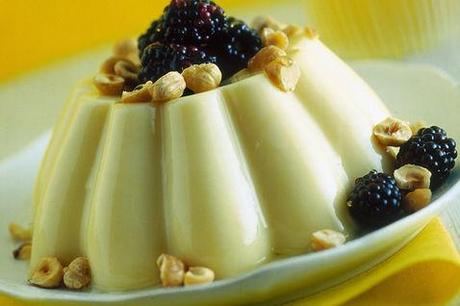 http://ricette.donnamoderna.com/var/ezflow_site/storage/images/media/images/ricette-importate/dolce-dessert/dolci-al-cucchiaio/lattemiele-con-more/piatto-pronto-cucchiaio-tovagliolo-giallo/34580601-1-ita-IT/piatto-pronto-cucchiaio-tovagliolo-giallo_dettaglio_ricette_slider_grande3.jpg