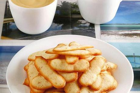 http://ricette.donnamoderna.com/var/ezflow_site/storage/images/media/images/ricette-importate/dolce-dessert/biscotti-dolcetti-pasticcini/lingue-di-gatto-alle-noci/piatto-pronto-tazzine/34578561-1-ita-IT/piatto-pronto-tazzine_dettaglio_ricette_slider_grande3.jpg