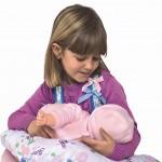 Ecco la bambola che si allatta al seno: polemiche negli Usa