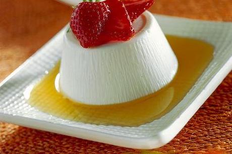 http://ricette.donnamoderna.com/var/ezflow_site/storage/images/media/images/ricette-importate/dolce-dessert/dolci-al-cucchiaio/formine-di-yogurt-con-fragole/piatto-pronto-piatto-quadrato-tovaglia-arancione/34581111-1-ita-IT/Piatto-pronto-piatto-quadrato-tovaglia-arancione_dettaglio_ricette_slider_grande3.jpg