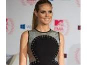 Heidi Klum: otto cambi d’abito, tutti dell’atelier Versace