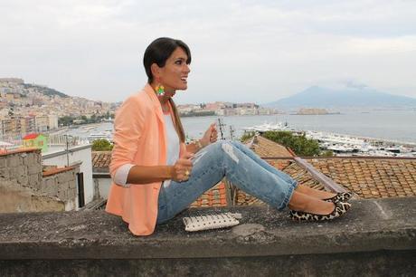 Boyfriend jeans and colored blazer