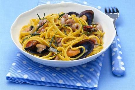 http://ricette.donnamoderna.com/var/ezflow_site/storage/images/media/images/ricette-importate/primo/pasta-secca/linguine-con-polpo-e-cozze-2/piatto-servito-forchetta-tovagliolo-pois-sfondo-azzurro/36930051-1-ita-IT/piatto-servito-forchetta-tovagliolo-pois-sfondo-azzurro_dettaglio_ricette_slider_grande3.jpg