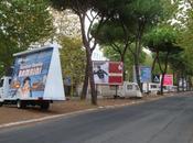 sconcezza ramazzini: strada pare campo rom, case-ruolotte, cartelloni sosta selvatica