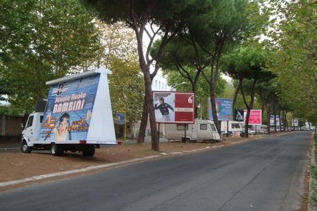 LA SCONCEZZA DI VIA RAMAZZINI: UNA STRADA CHE PARE UN CAMPO ROM, TRA CASE-RUOLOTTE, CARTELLONI E SOSTA SELVATICA