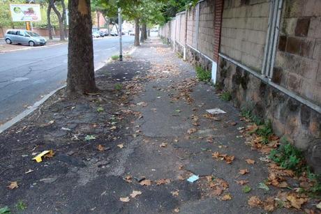 ANCORA VIA RAMAZZINI: I CASSONETTI E I CARTELLONI-ROULOTTE FANNO VOMITARE? NON AVETE ANCORA VISTO I MARCIAPIEDI...