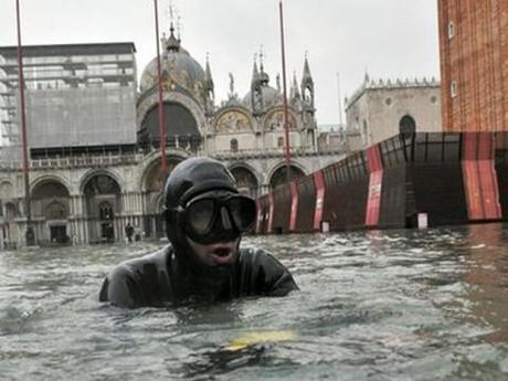 VENEZIA SOTT'ACQUA: LA PEGGIOR ALLUVIONE DA 140 ANNI