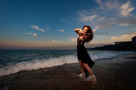 la-violinista-sul-mare-stefano-tealdi-ritratto-tramonto-terapixel.jpg