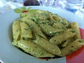 Penne con pesto di zucchine e gamberi