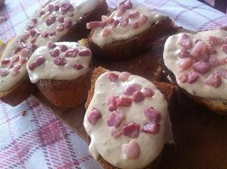 Crostini con salsa tonnata e pancetta croccante