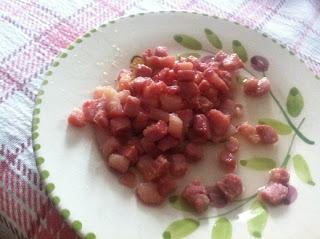 Crostini con salsa tonnata e pancetta croccante