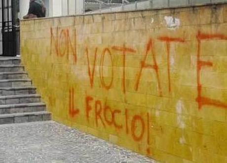 “Non votate il frocio”