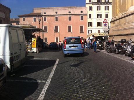 Piazza San Pietro in Vincoli. Situazione completamente fuori controllo e umiliante. Turisti, statene alla larga