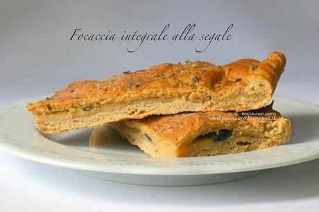 Focaccia integrale alla segale con prosciutto formaggio e olive