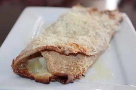 Crepes gratinate di grano saraceno al kefir farcite con melanzane spinose (chayote) e formaggio