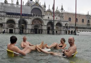 Turisti nuotano in Piazza San Marco a Venezia