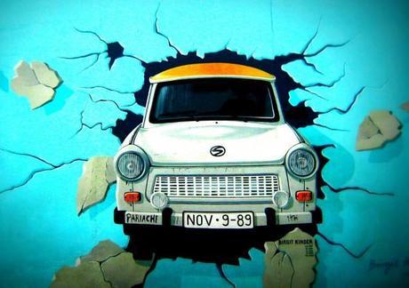 Trabant Murales di una Trabant contro il muro di Berlino