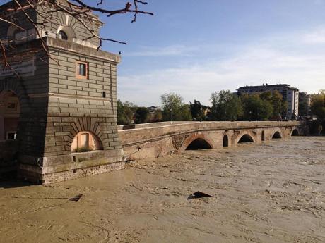 Maltempo nel Centro italia, Toscana in ginocchio, piena del Tevere a Roma