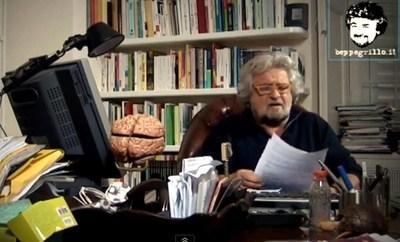 Grillo,Poliziotto abbraccia chi protesta