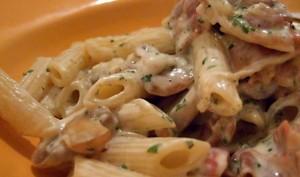 Pasta Con Funghi, Piselli e Salsiccia