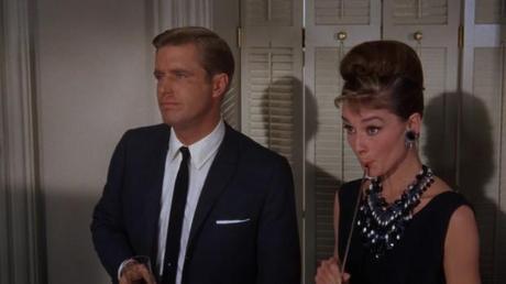 Colazione da Tiffany - George Peppard e Audrey Hepburn una immagine di Colazione da Tiffany George Peppard e Audrey Hepburn 620x348 su Colazione da Tiffany: la Classe non Invecchia