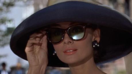 Colazione da Tiffany - Audrey Hepburn una immagine di Colazione da Tiffany Audrey Hepburn 620x348 su Colazione da Tiffany: la Classe non Invecchia
