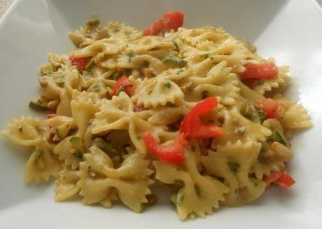 Farfalle con zucchine, pinoli e crema di ceci