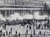 violenti contro sciopero, titola l&#8217;Unità oggi. Genova dissero black bloc seminarono violenza polizia bastonò, sangue, ragazzi inermi, famiglie. Preparano terreno tornare luglio 1960, Tambroni turno darà l...