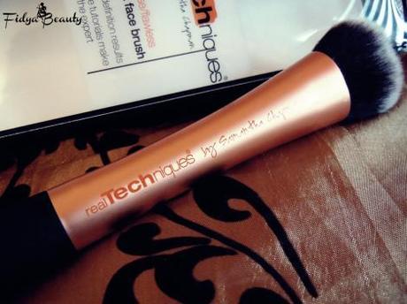 22 The Expert Face Brush di Real Techniques