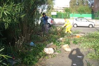 E A TORREVECCHIA L'ASSOCIAZIONE NOI X ROMA RIPULISCE UN PARCHEGGIO E UN'AREA VERDE! LA LOTTA AL DEGRADO NON SI FERMA